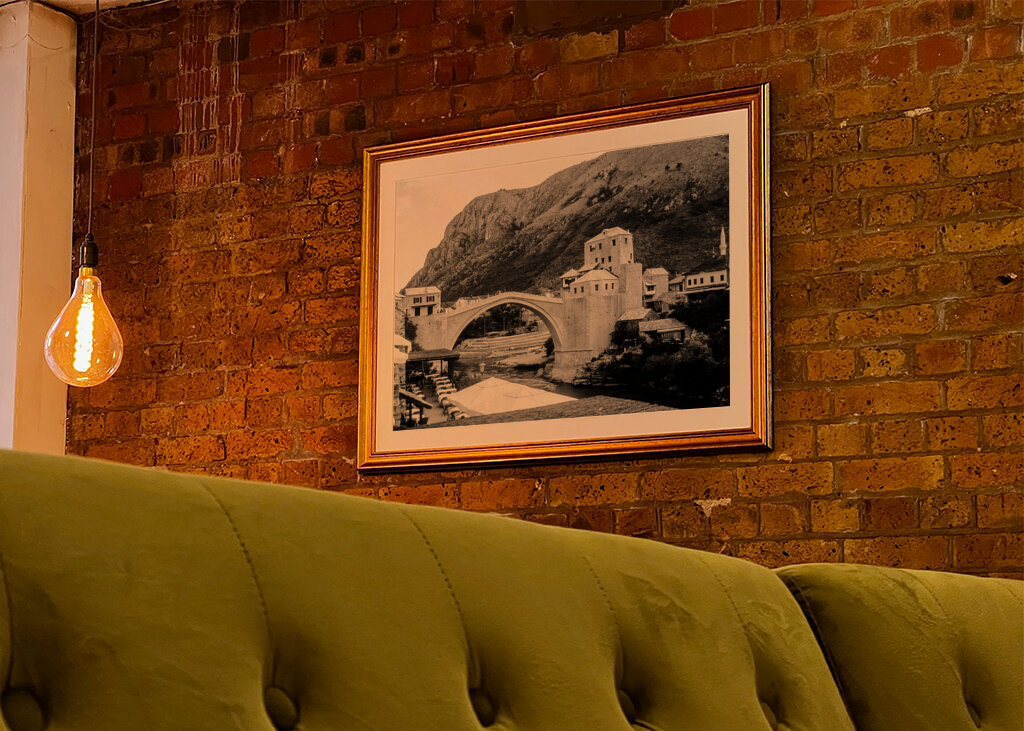 Stari Most: Den ikoniske bro over Mostar i tidløs sort/hvid