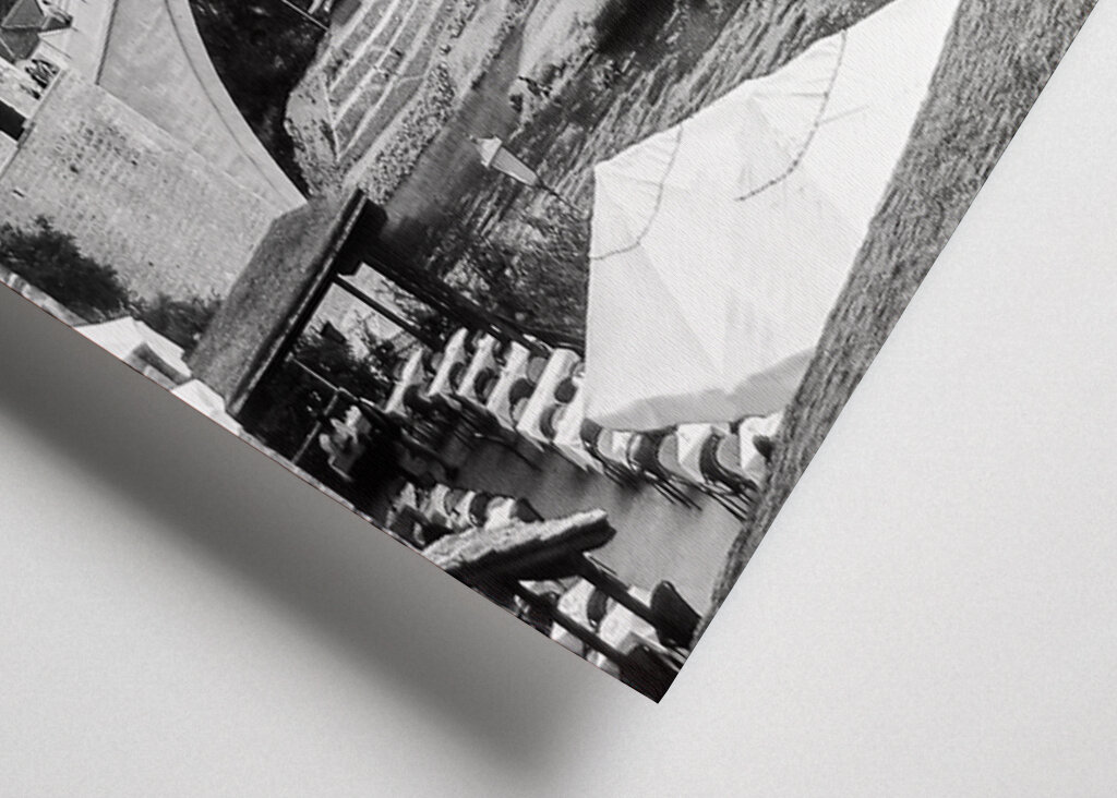 Stari Most: Den ikoniske bro over Mostar i tidløs sort/hvid