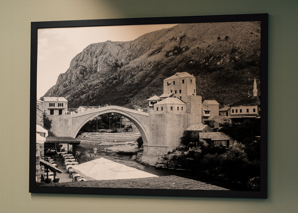 Stari Most: Den ikoniske bro over Mostar i tidløs sort/hvid