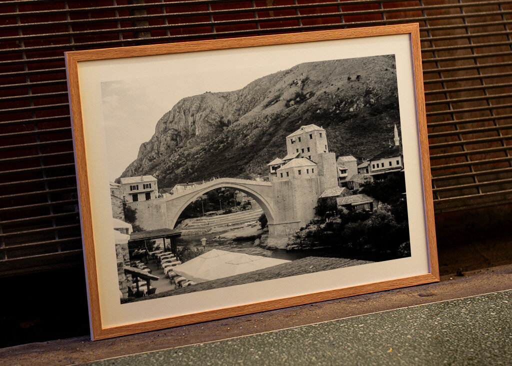 Stari Most: Den ikoniske bro over Mostar i tidløs sort/hvid