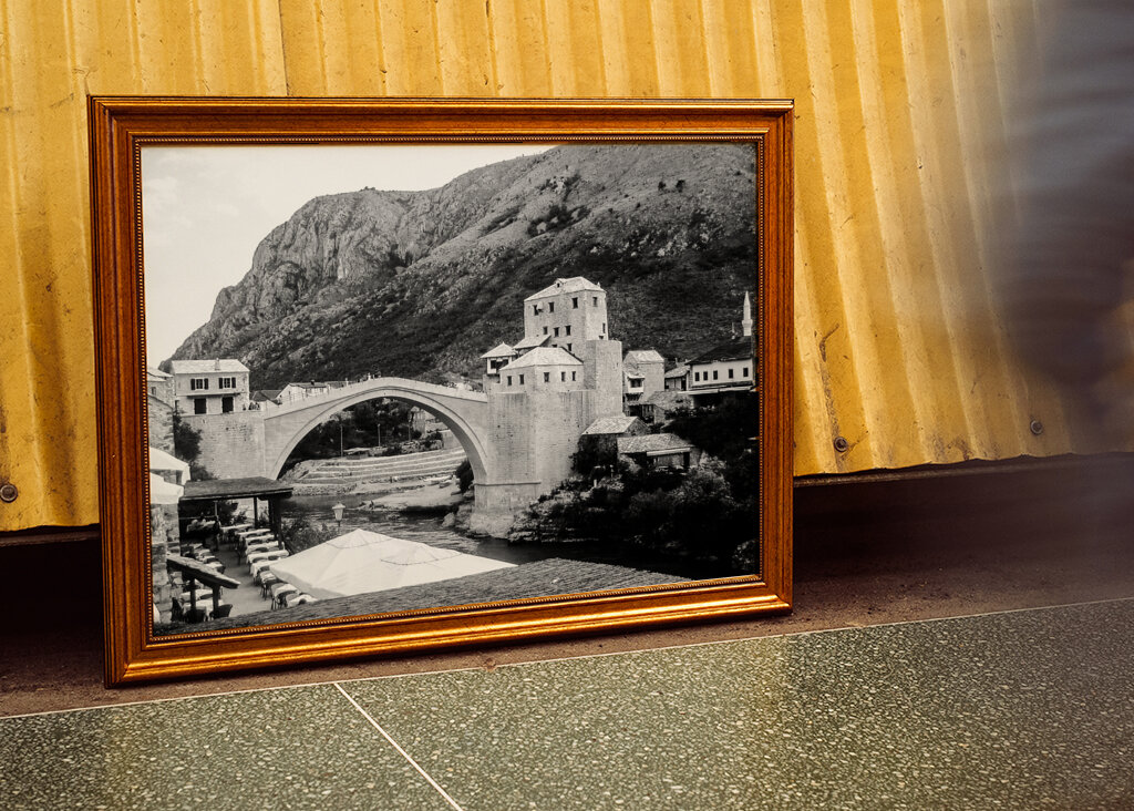 Stari Most: Den ikoniske bro over Mostar i tidløs sort/hvid