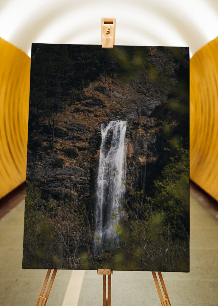 Flüstern der Natur: Ein ruhiger Wasserfall in der Wildnis