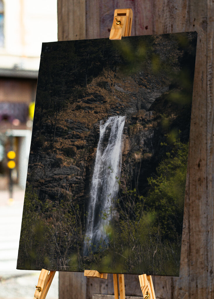 Flüstern der Natur: Ein ruhiger Wasserfall in der Wildnis