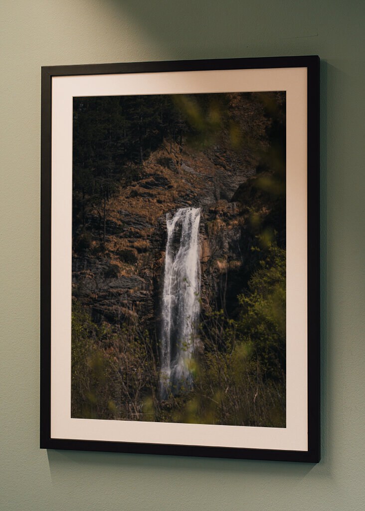 Flüstern der Natur: Ein ruhiger Wasserfall in der Wildnis