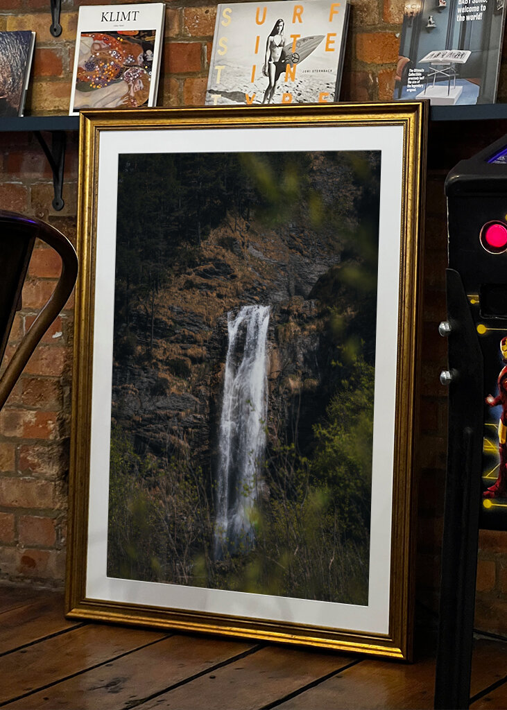 Flüstern der Natur: Ein ruhiger Wasserfall in der Wildnis