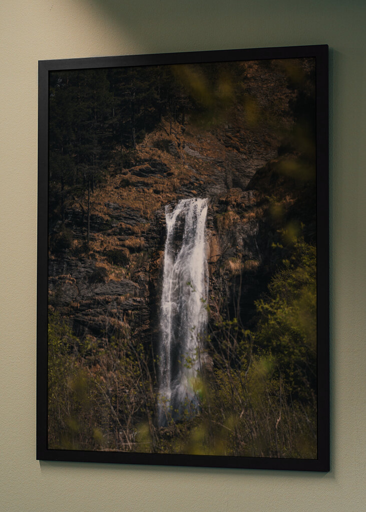 Flüstern der Natur: Ein ruhiger Wasserfall in der Wildnis