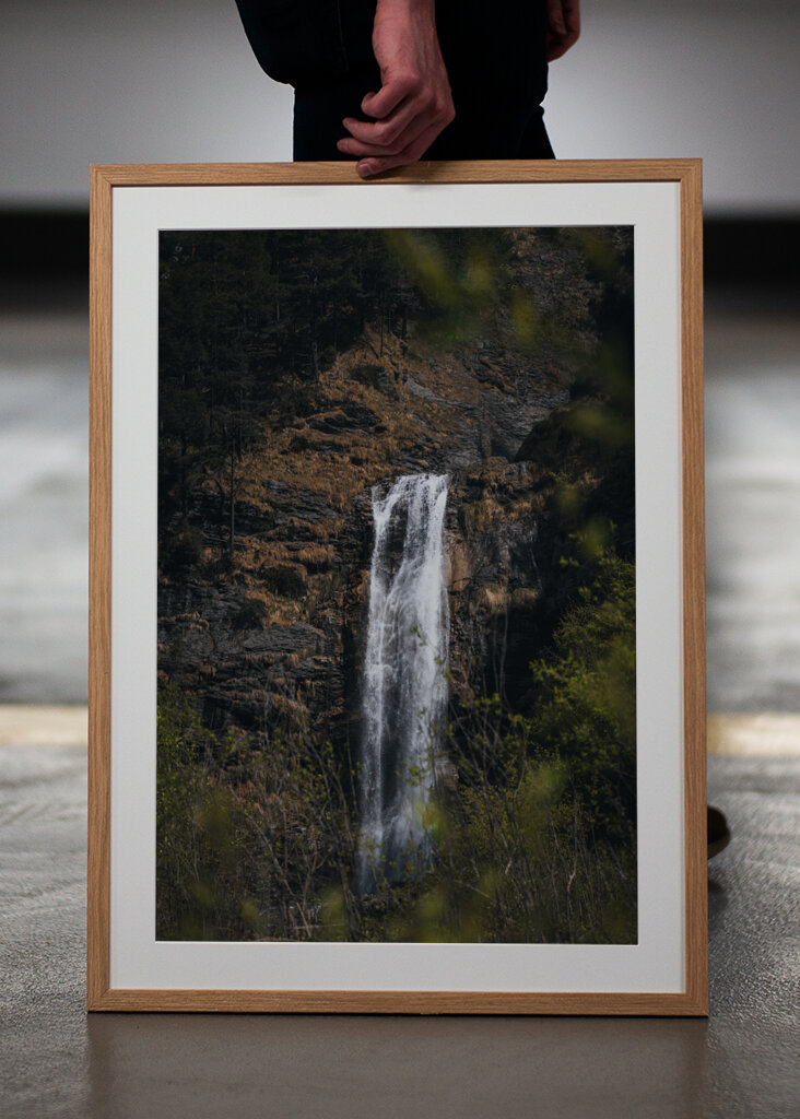 Flüstern der Natur: Ein ruhiger Wasserfall in der Wildnis