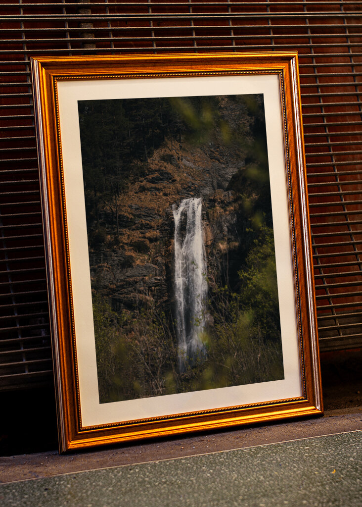 Flüstern der Natur: Ein ruhiger Wasserfall in der Wildnis