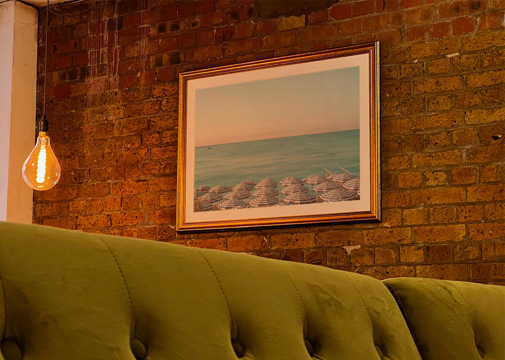 Ruhige Küstenflucht: Strandschirme am ruhigen Meer