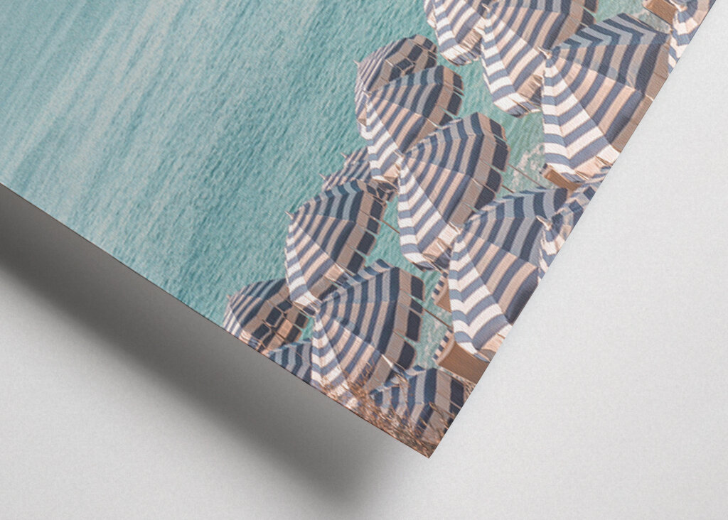 Ruhige Küstenflucht: Strandschirme am ruhigen Meer