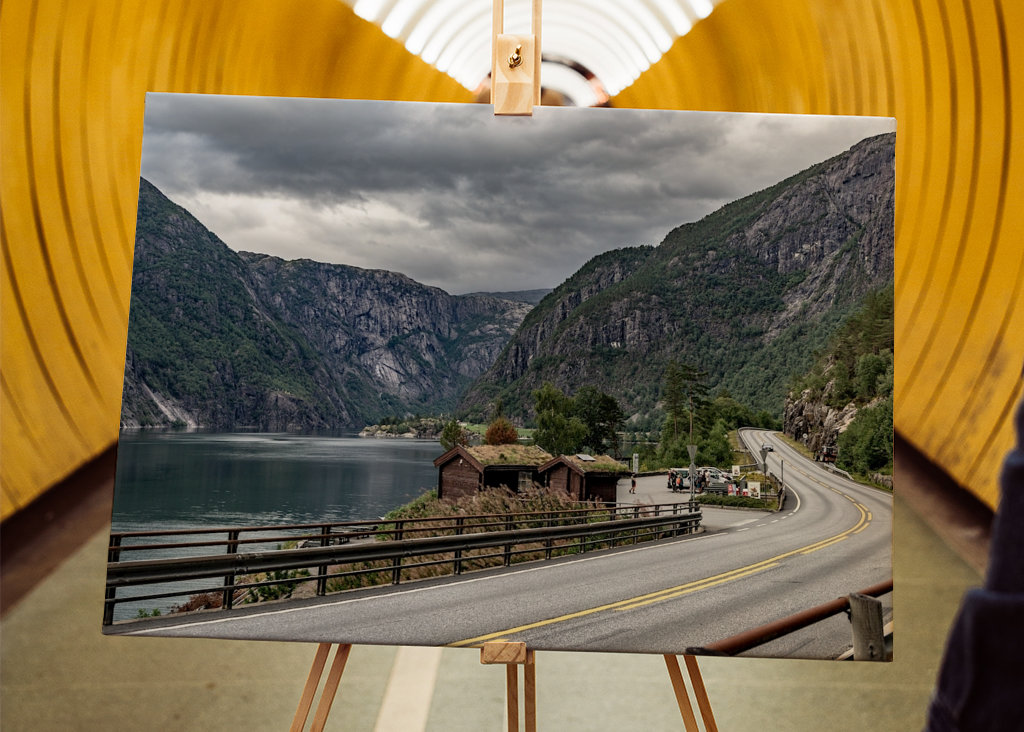 Norská silnice podél fjordu