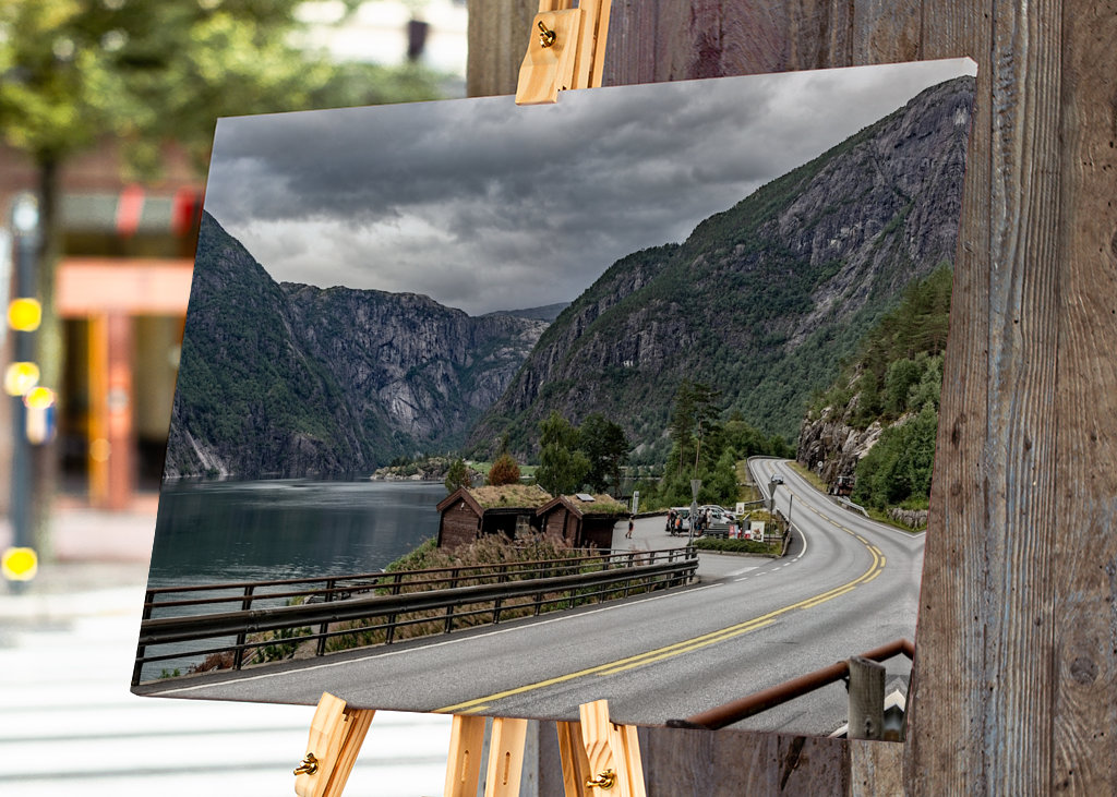 Norská silnice podél fjordu