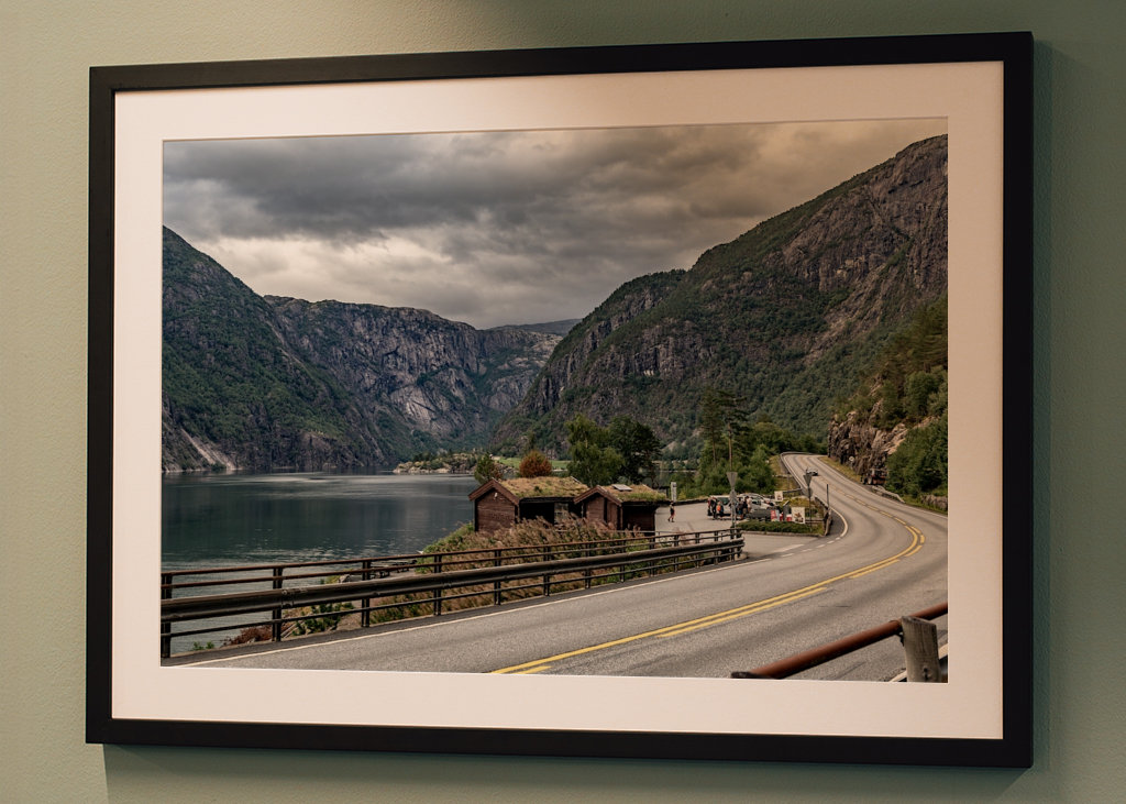 Norská silnice podél fjordu