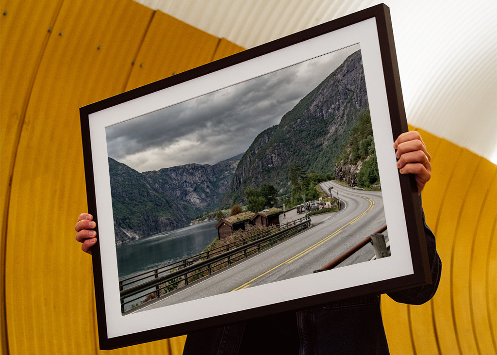 Norská silnice podél fjordu