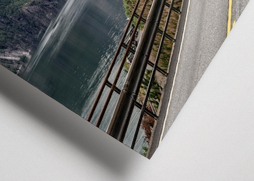 Norská silnice podél fjordu