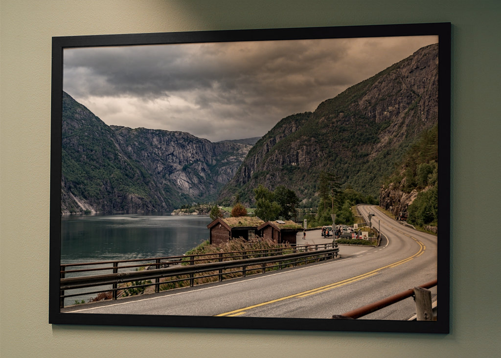 Norská silnice podél fjordu