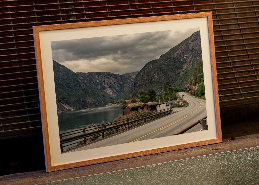Norská silnice podél fjordu