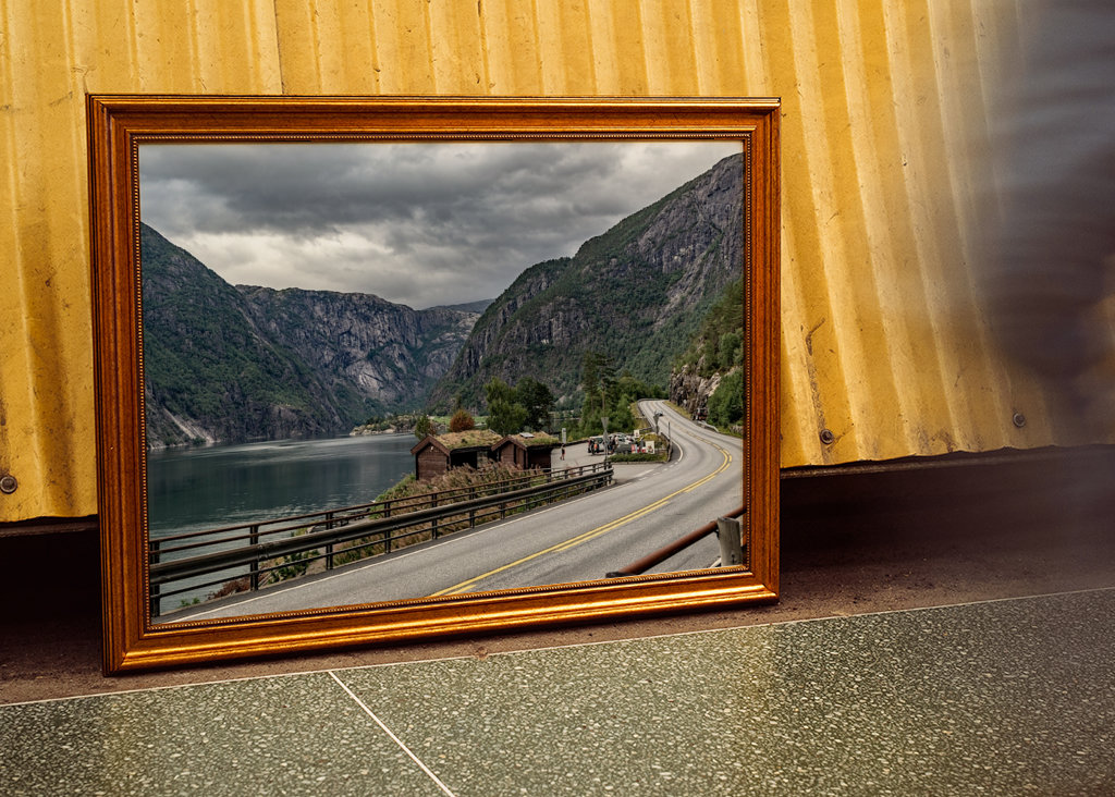 Norská silnice podél fjordu