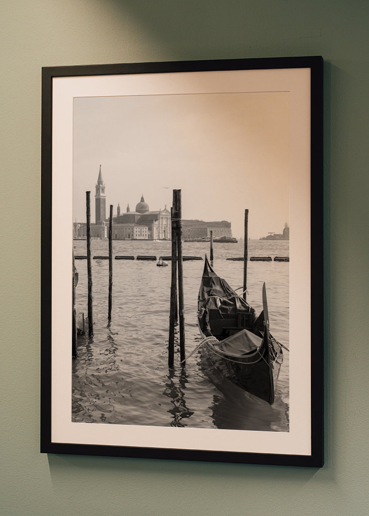 Einsame Gondel in Venedig