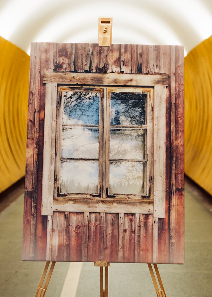 Okno na červené chatě