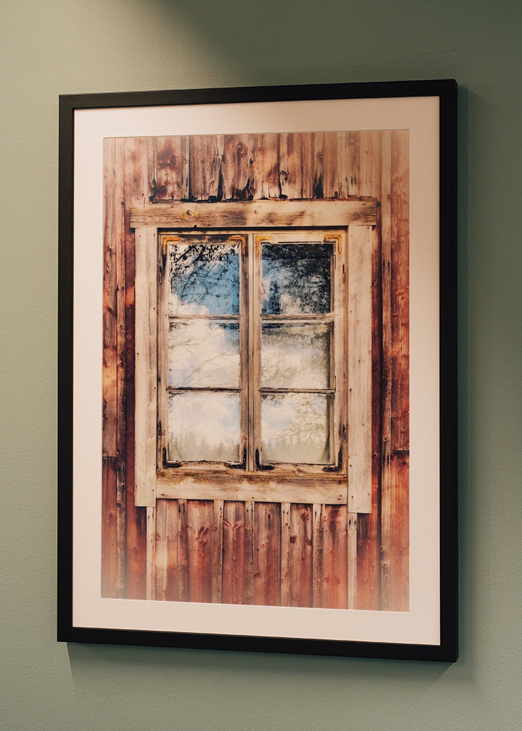 Okno na červené chatě