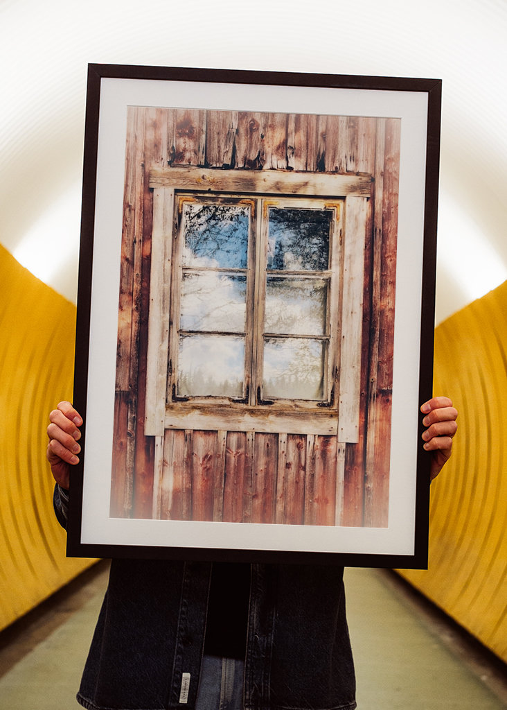 Okno na červené chatě