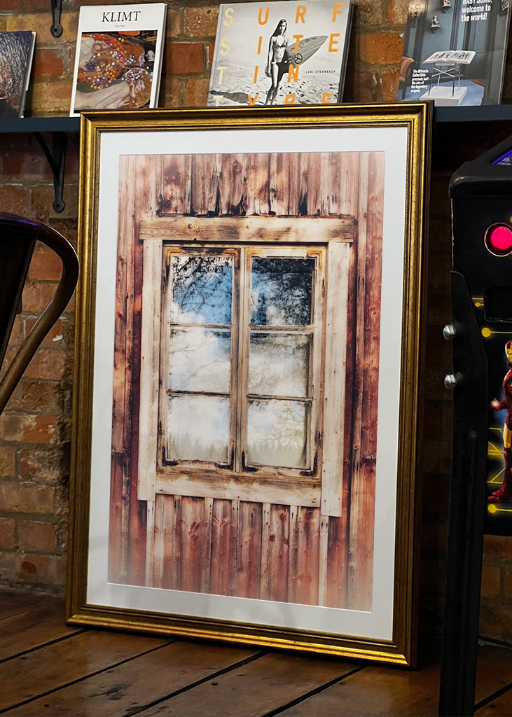 Okno na červené chatě