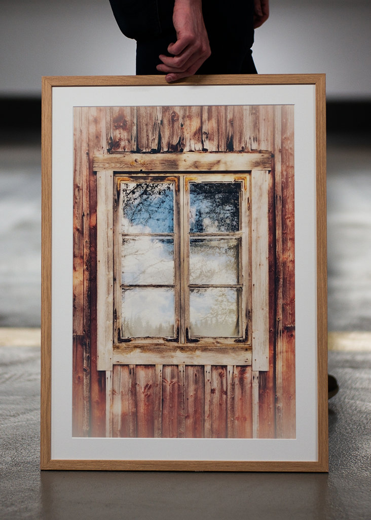 Okno na červené chatě