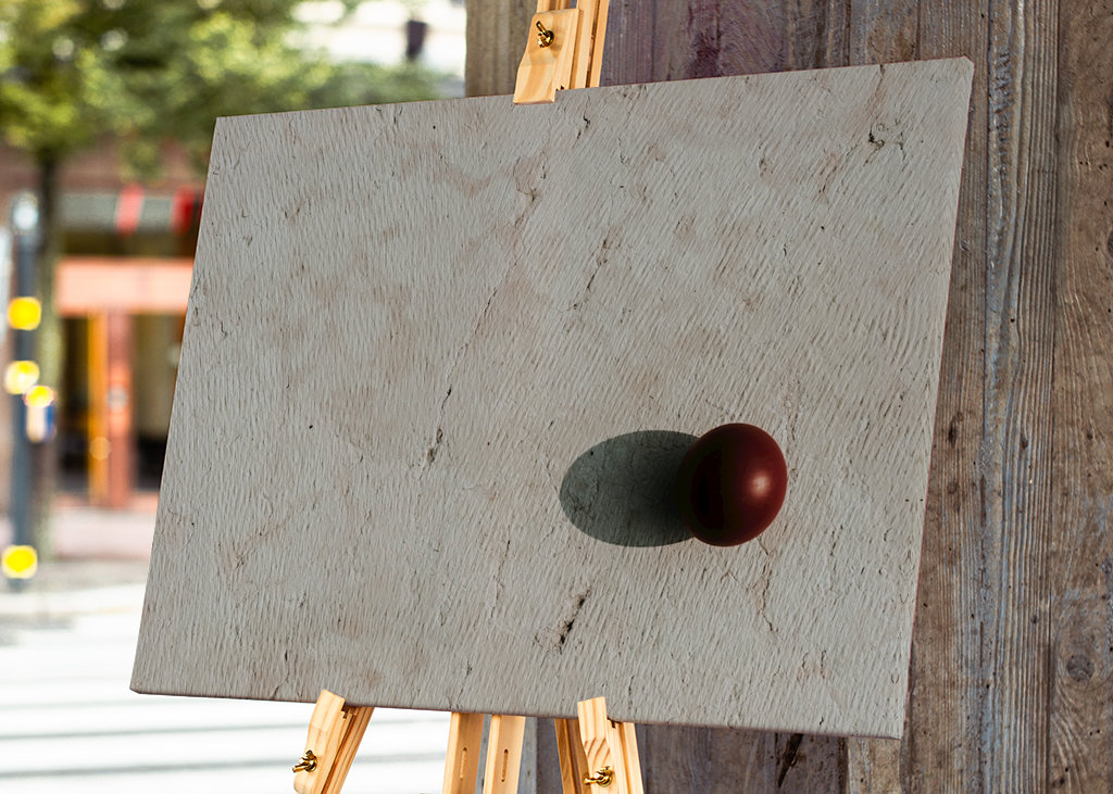 Roter Ball auf weißem Marmor