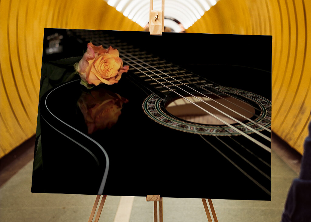Chitarra nera con rosa arancione