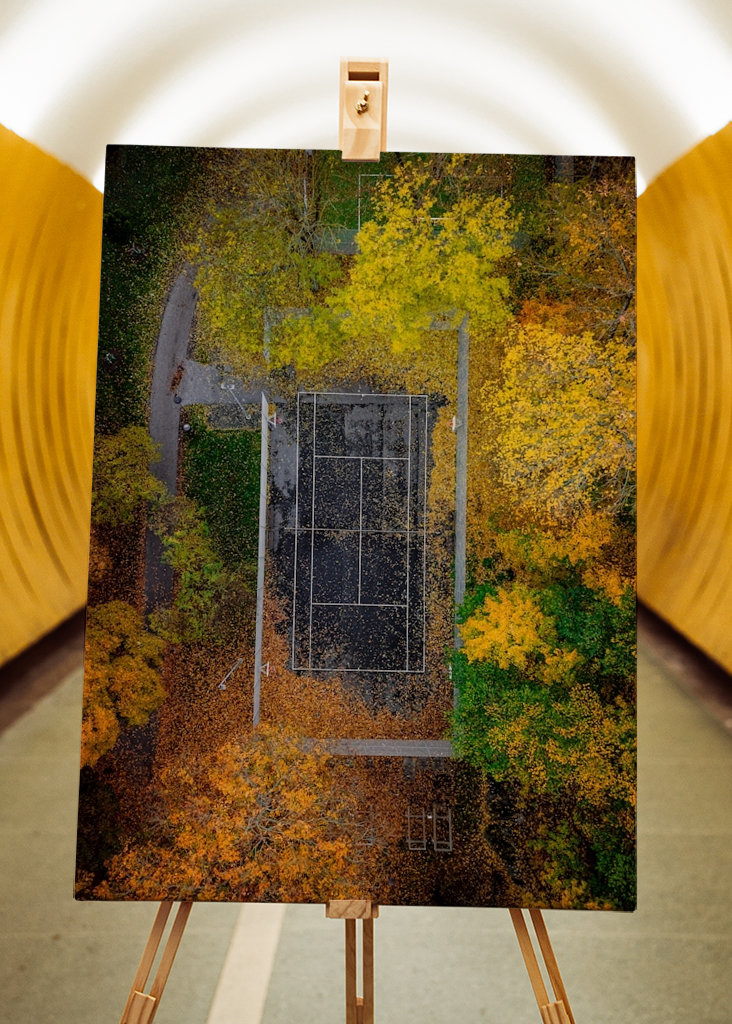 Pista de tenis en colores otoñales