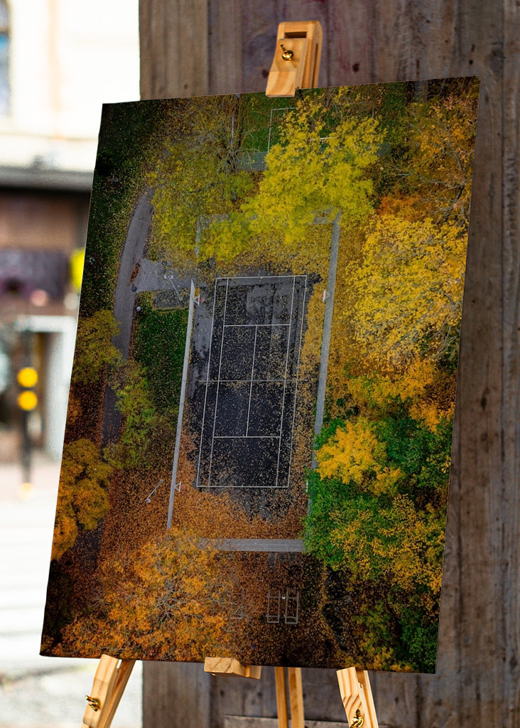 Pista de tenis en colores otoñales