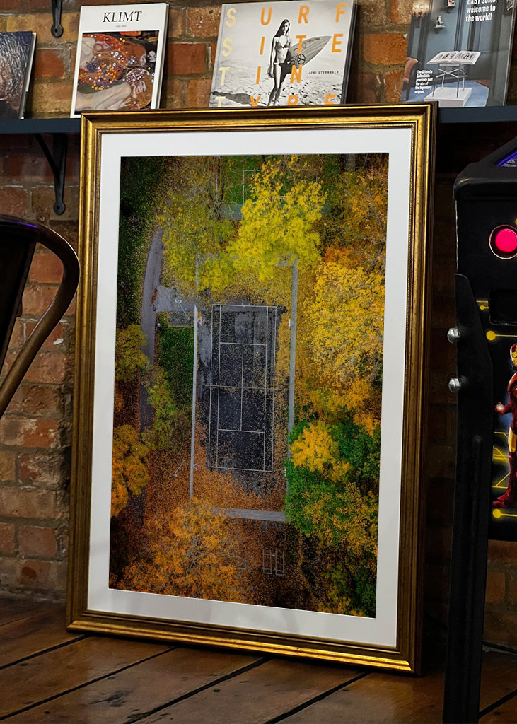 Pista de tenis en colores otoñales