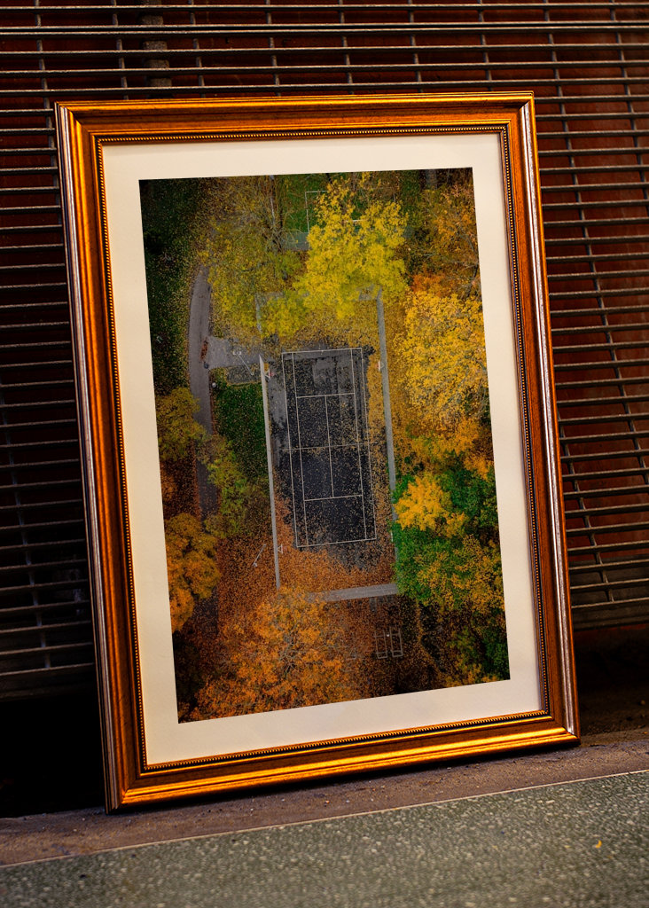 Pista de tenis en colores otoñales