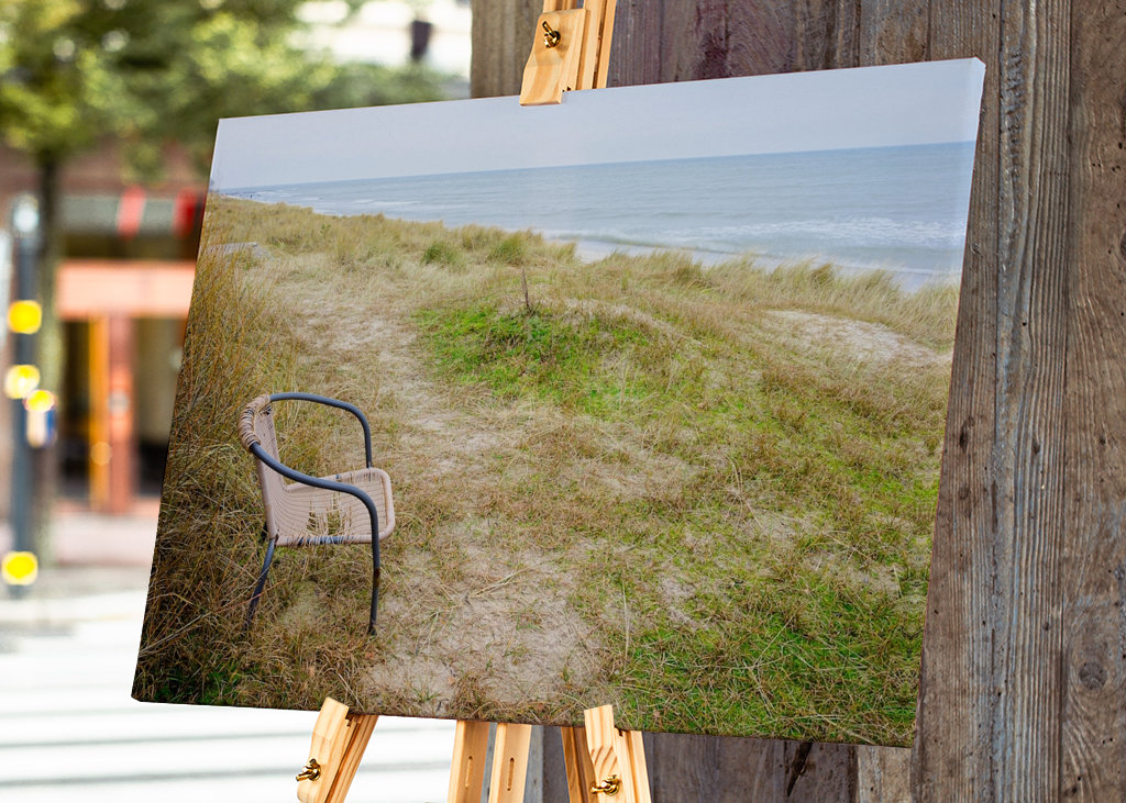 Egy szék a tenger mellett