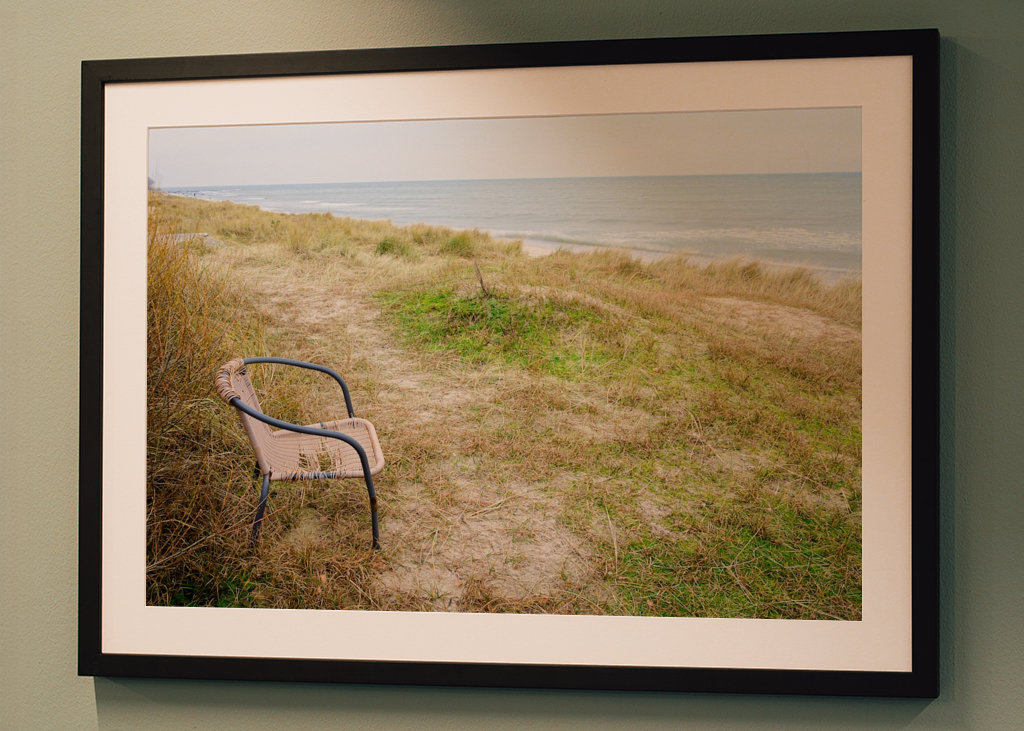 Egy szék a tenger mellett