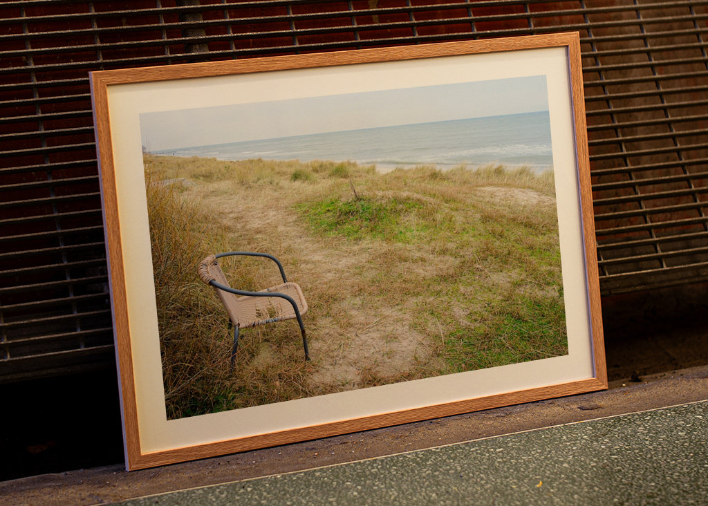 Egy szék a tenger mellett