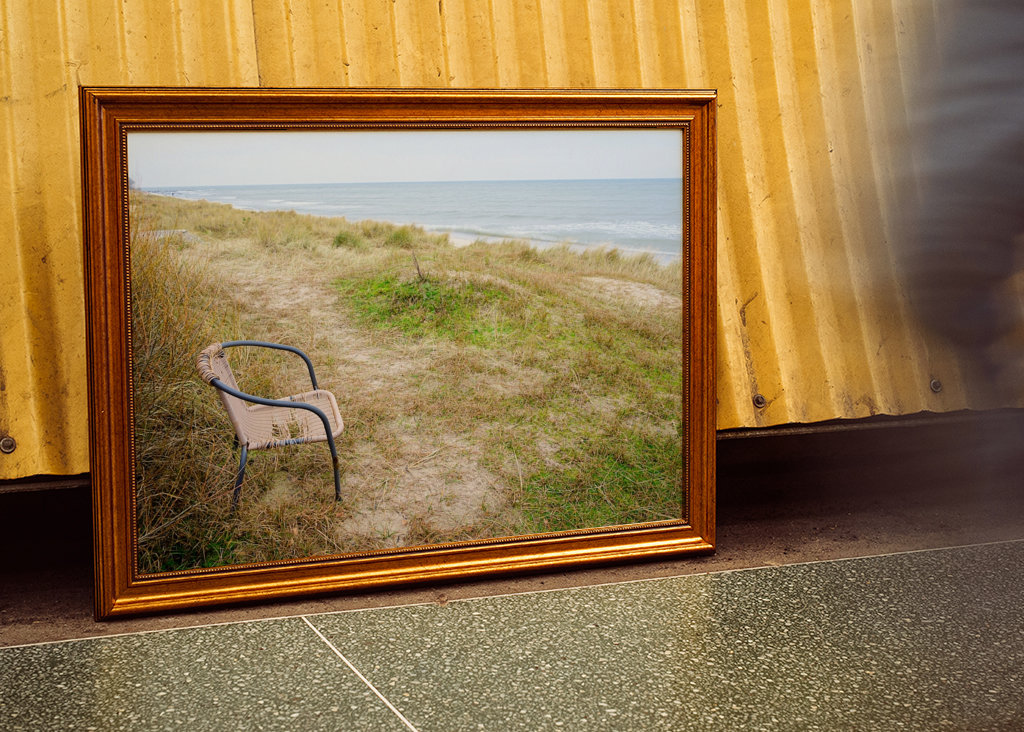 Egy szék a tenger mellett