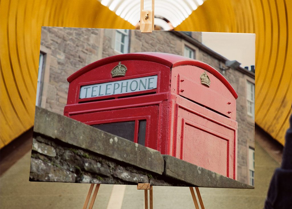 Britische Telefonzelle auf Mietshaus 