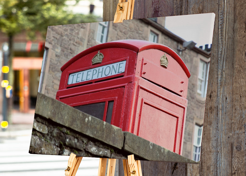 Britische Telefonzelle auf Mietshaus 