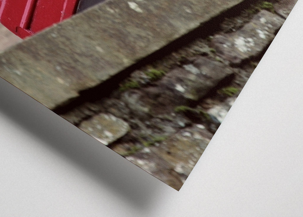 Britische Telefonzelle auf Mietshaus 