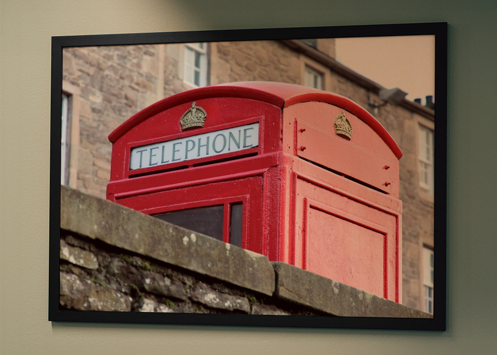 Britische Telefonzelle auf Mietshaus 