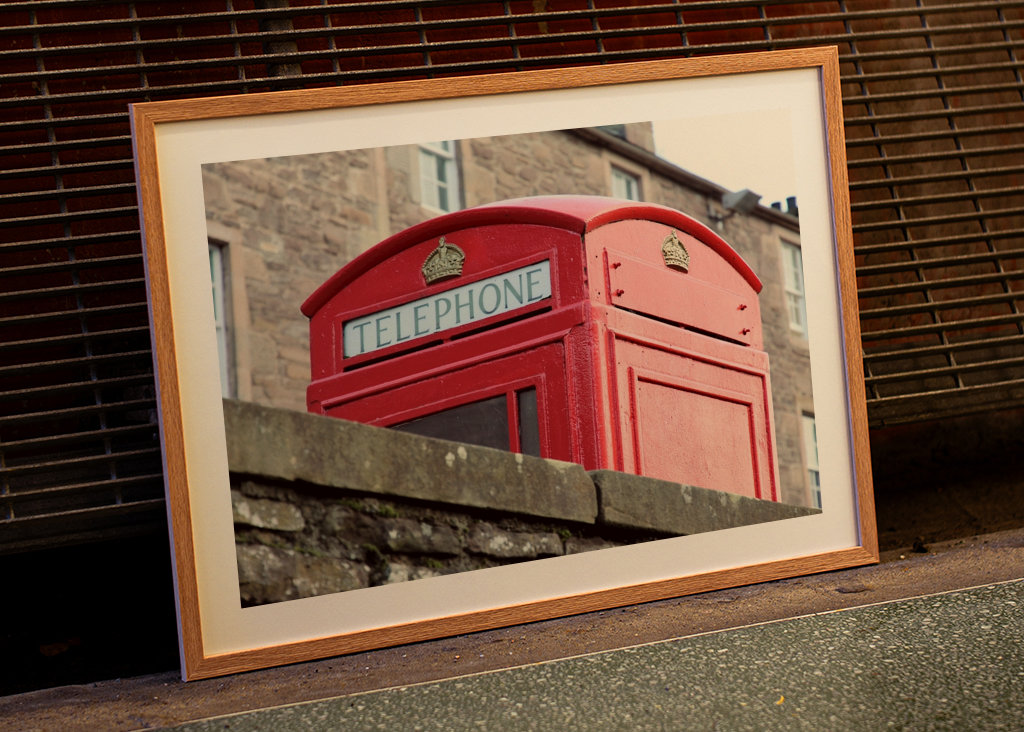 Britische Telefonzelle auf Mietshaus 
