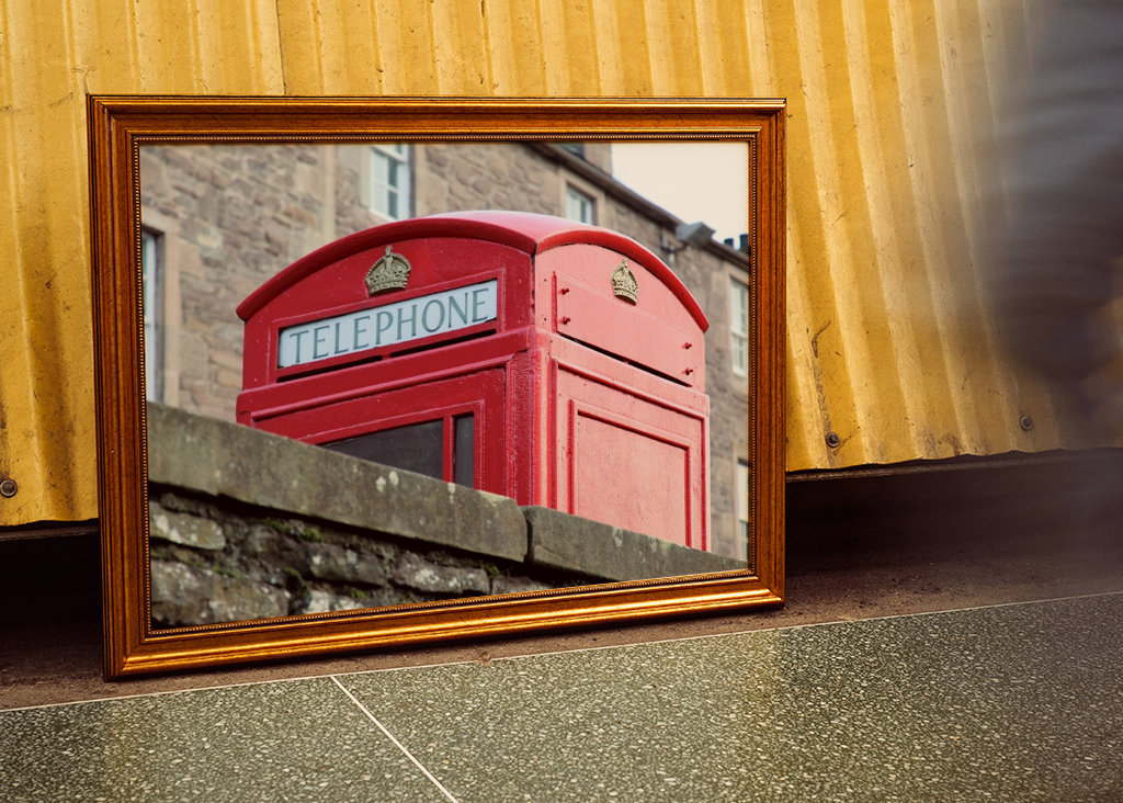 Britische Telefonzelle auf Mietshaus 