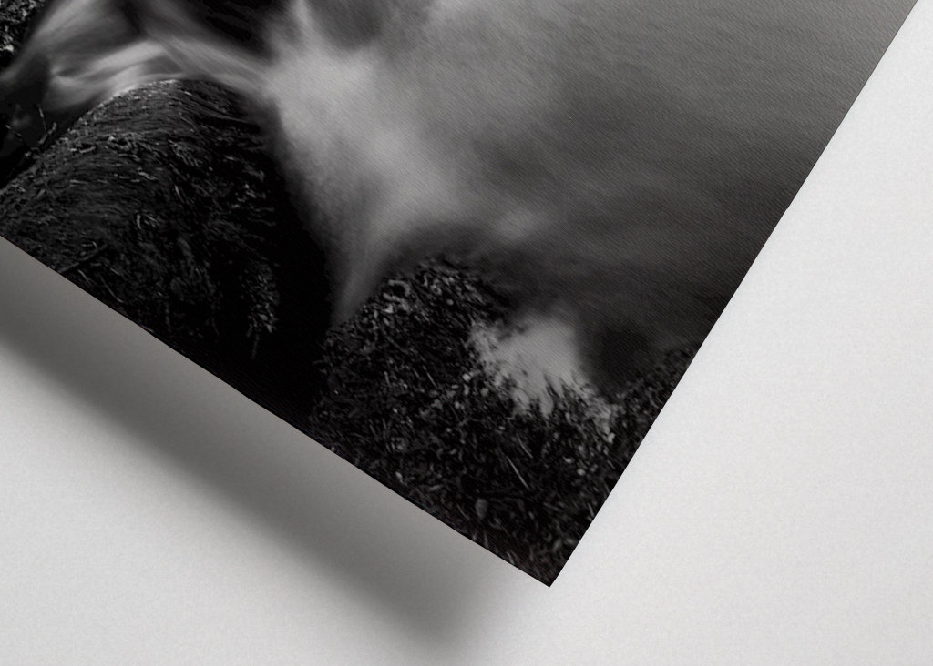 Woda przepływa przez las