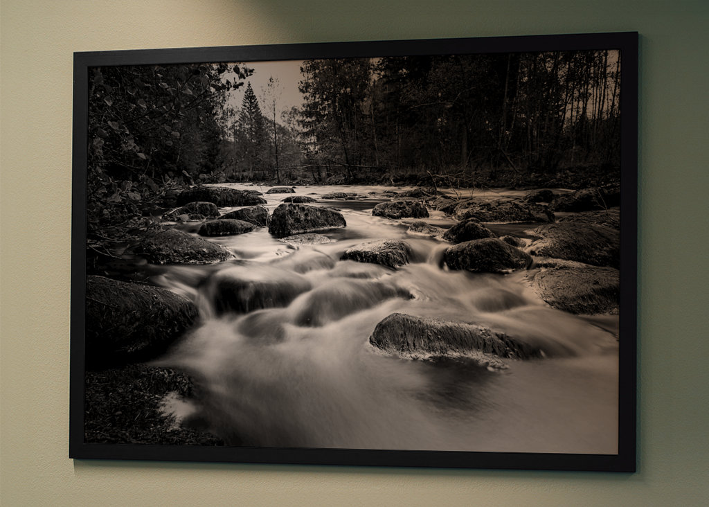 Woda przepływa przez las