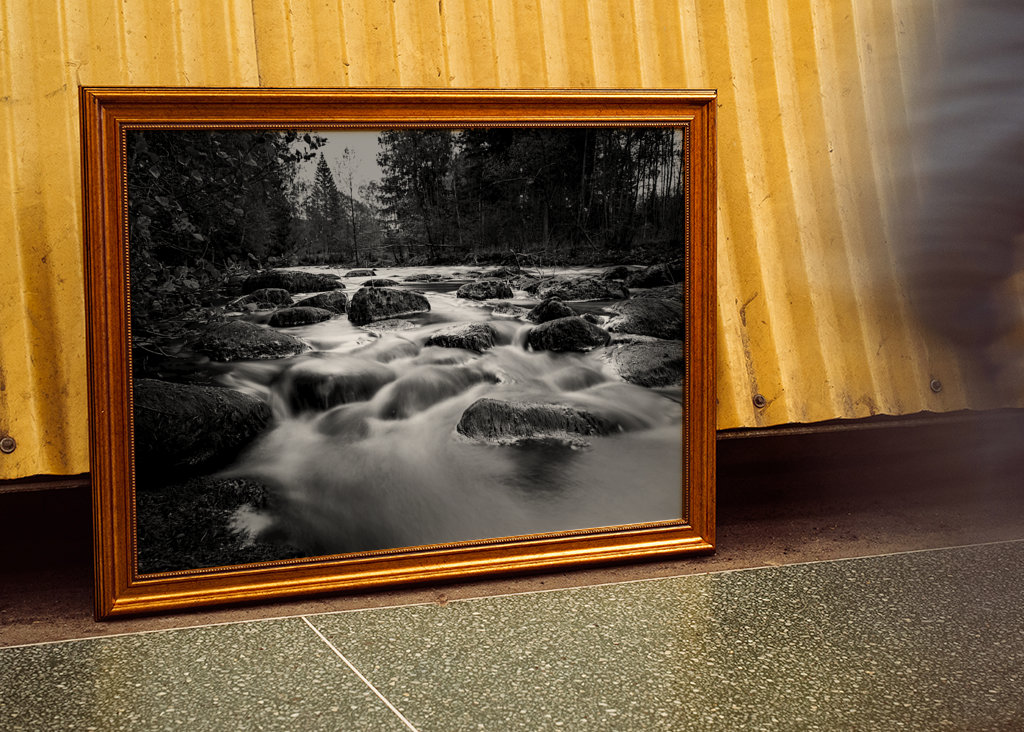 Woda przepływa przez las