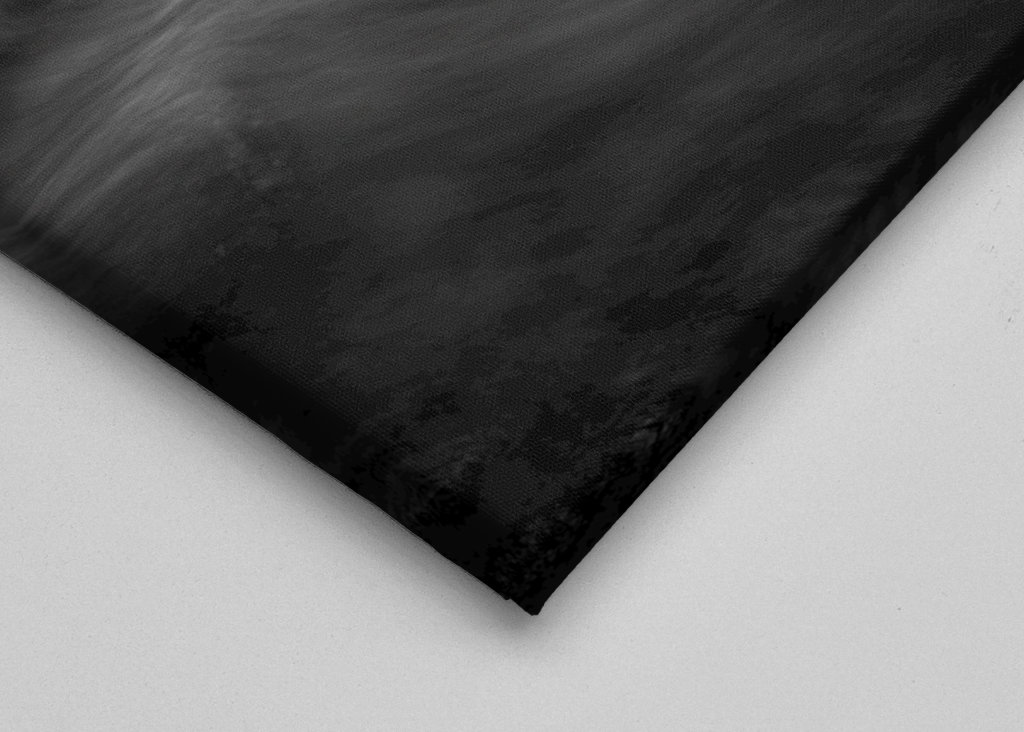 Woda przepływa przez las