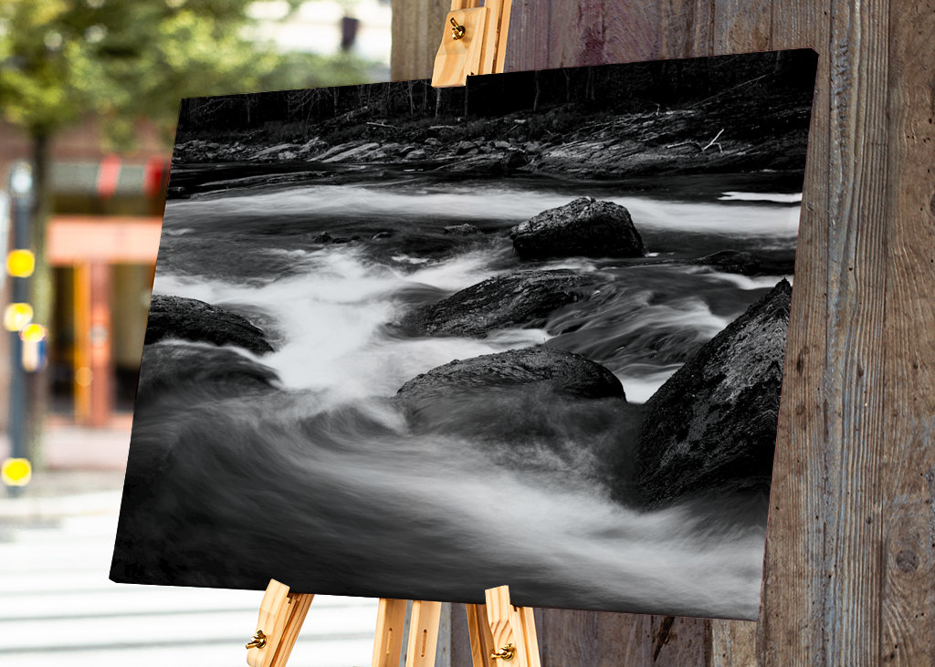 Woda przepływa przez las