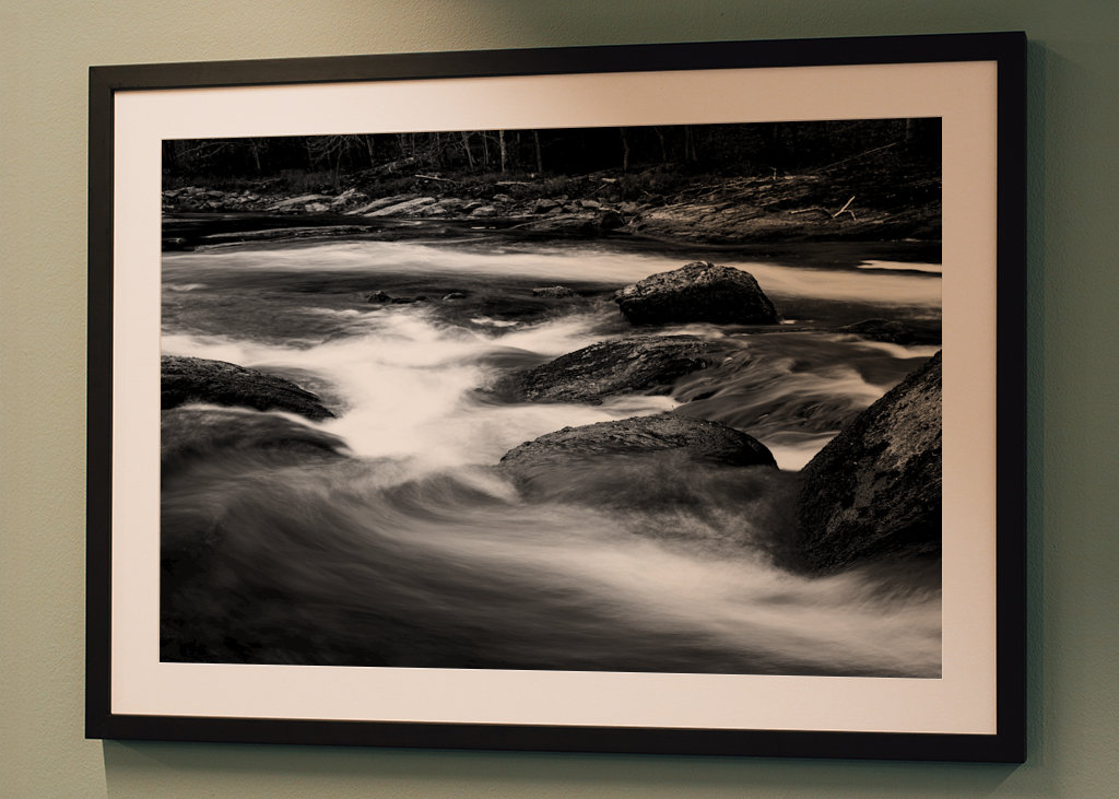 Woda przepływa przez las